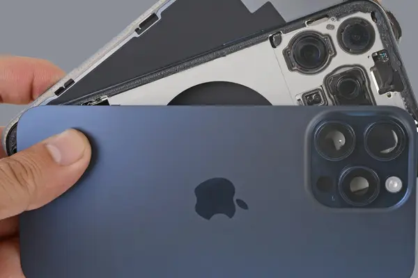 riparazione iphone 15 a bologna con display rotto